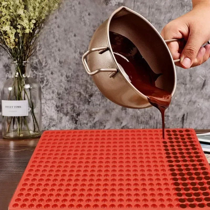 ミニラウンドシリコンベーキングモールド、チョコレートドロップ - Miniature Baking Kitchen のレビューと価格